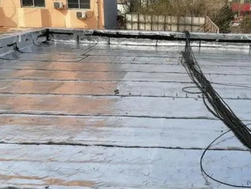 潮州市卫生间漏水维修公司分享下潮州市屋面楼顶防水刚性防水层施工要点。